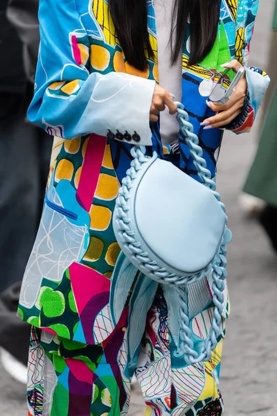Париж Франция Октября 2022 Года Женщина Носит Синюю Цепочку Костюм — стоковое фото