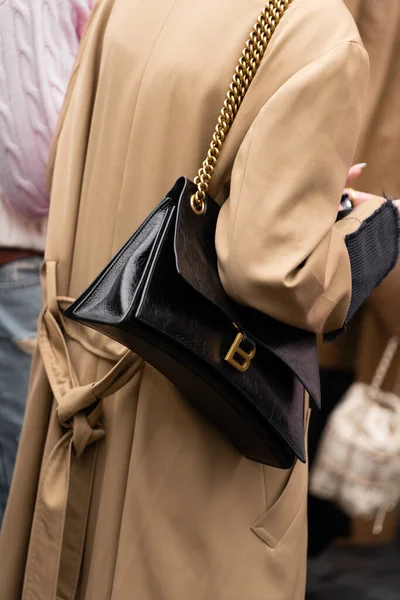 2022年10月3日 女性穿着巴黎市中心的大型皱褶皮制肩袋 街道风格细节 — 图库照片