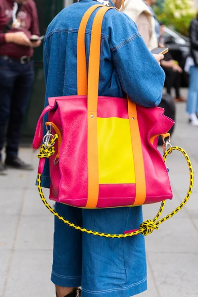 2022年10月3日 法国巴黎 男人穿着五颜六色的购物者手提包 街道风格的细节 — 图库照片