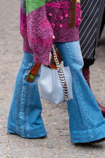 2022年10月3日 女人们穿着针织毛衣 牛仔裤 斯特拉 麦卡特尼的蓝色链子包 街道风格细节 — 图库照片