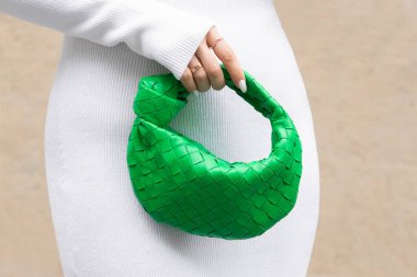 Paris, Fransa - Ekim, 3, 2022: Kadın yeşil intrecciato deri Jodie mini çanta giyiyor Bottega Veneta 'dan, sokak tarzı detaylar..