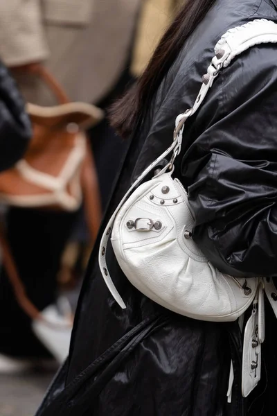 フランス 2022年10月3日 女性は白いカゴレSレザーショルダーバッグを身に着けていますBalenciaga ストリートスタイルの詳細 — ストック写真