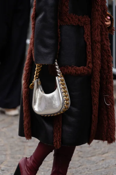 フランス 2022年10月3日 女性はステラマッカートニー ストリートスタイルの詳細からシルバーショルダーチェーンハンドバッグを身に着けています — ストック写真