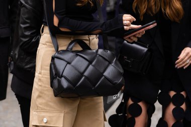 Paris, Fransa - Ekim, 3, 2022: Kadın Bottega Veneta 'dan kalma yastıklı kaset çanta giyiyor, sokak tarzı detaylar..