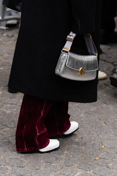 2022年10月3日 法国巴黎 女性穿着丝黛拉 麦卡特尼的银包 街道风格细节 — 图库照片