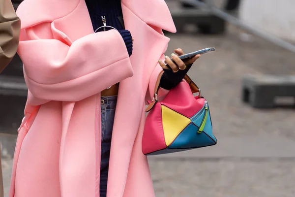 2022年10月3日 女人穿着Loewe彩色小拼图袋 街道风格的细节 — 图库照片