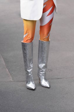 Milan, İtalya - 23 Eylül 2022: uzun topuklu ayakkabı giyen kadın gümüş metalik çizmeler, sokak tarzı kıyafet ayrıntıları