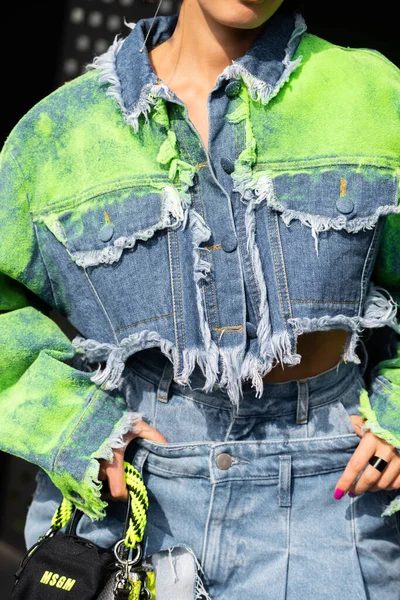 ミラノ イタリア 2022年9月23日 デニムジャケットとパンツとMgsmバッグ ストリートスタイルの服の詳細を身に着けている女性 — ストック写真