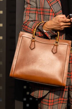 Milan, İtalya - 23 Eylül 2022: Gucci Diana marka çanta giyen kadın, sokak tarzı kıyafet ayrıntıları.