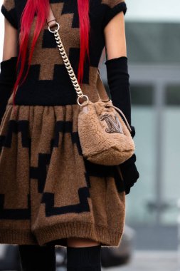 Milan, İtalya - 22 Eylül: Kısa kolsuz elbise giyen kadın etkeni Max Mara 'nın yün iplik elbisesi ve Teddy kumaş çantası. Moda blogcusu kıyafet detayları, sokak tarzı