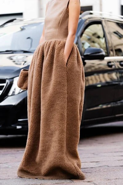 意大利米兰 9月22日 来自马克斯 Max Mara 的影响妇女穿着骆驼和织物泰迪 Teddy 时尚博主服装细节 街头风格 — 图库照片