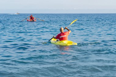 Savona, İtalya - 16 Ağustos 2019: Kano içinde yüzen İtalyan cankurtaranlar. Associazione Marinai di Salvataggio denizdeki yaşamı güvence altına almak için kuruldu.