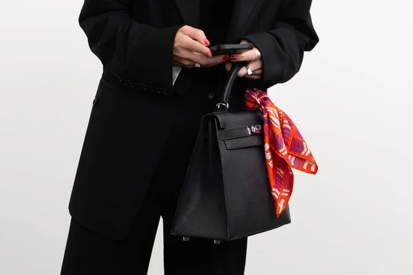 フランス 10月 Hermesの黒い革のケリーのハンドバッグを身に着けている女性 ストリートスタイルの服の詳細 — ストック写真
