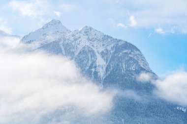Brianson yakınlarındaki dağların panoramik manzarası, Serre Chevalier Resort, Fransa. Güneşli bir günde kayak merkezi manzarası. Dağ tepeleri kayak merkezi. Kar yamacı. Karlı dağlar. .