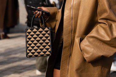 Milan, İtalya - 23 Eylül: Prada 'dan gelen mikro Symbole Jacquard çanta giyen kadın nüfuzlu. Moda blogcusu kıyafet detayları, sokak tarzı.
