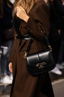 Milan, İtalya - 23 Eylül: Tods veya Tods 'dan altın logolu omuz derisi mini çanta giyen kadın nüfuzlu. Moda blogcusu kıyafet detayları, sokak tarzı.