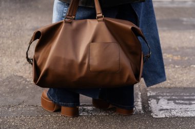 Milan, İtalya - 23 Eylül: Zara 'dan gelen kum taneli bovling çantası giyen kadın nüfuzlu. Moda blogcusu kıyafet detayları, sokak tarzı