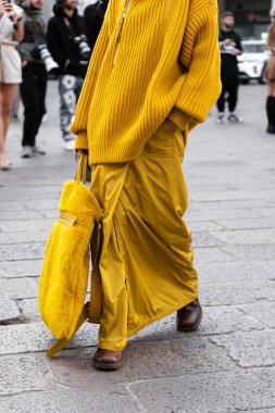 Milan, İtalya - 22 Eylül: Max Mara 'dan sarı teknik naylon etek, yün ve kaşmir kazak giyen kadın nüfuzlu. Moda blogcusu kıyafet detayları, sokak tarzı.