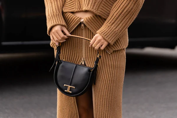 Milan Italy September Woman Influencer Wearing Shoulder Bag Gold Logo — Stock Photo, Image
