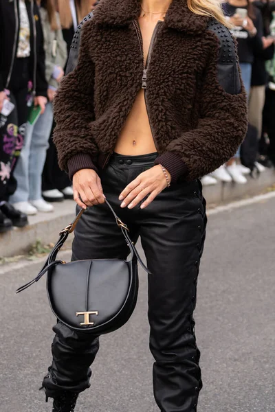 Milão Itália Setembro Mulher Influencer Vestindo Casaco Pele Marrom Bolsa — Fotografia de Stock