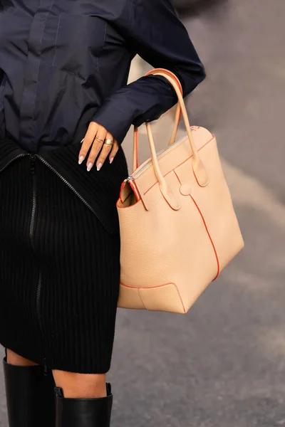 ミラノ イタリア 9月23日 ベージュの革のTodsディバッグを身に着けている女性インフルエンサーゴールドTロゴからTods ファッションブロガーの服の詳細 ストリートスタイル — ストック写真