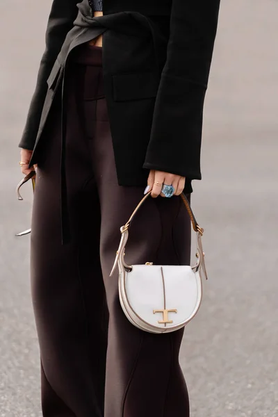Milão Itália Setembro Mulher Influencer Vestindo Bolsa Ombro Branco Com — Fotografia de Stock