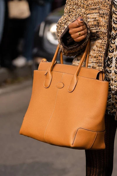 Milano Settembre Influencer Donna Pelle Arancione Tods Bag Con Logo — Foto Stock