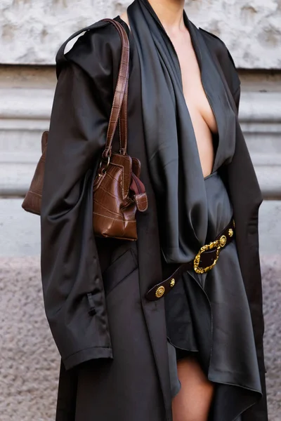 意大利米兰 9月22日 身穿褐色皮制鳄鱼皮包的女性影响者 时尚博主服装细节 街头风格 — 图库照片