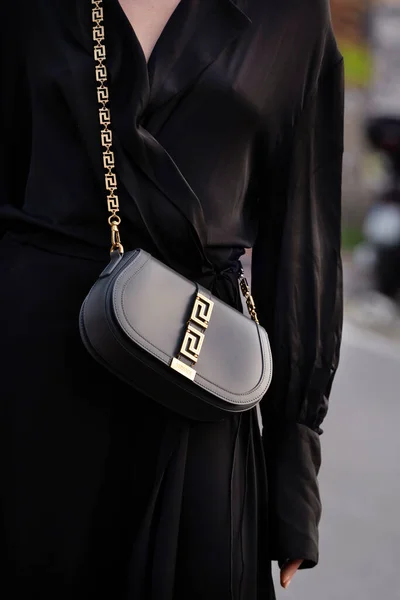 意大利米兰 9月23日 身穿Greca Goddess肩袋的女性影响力专家 时尚博主服装细节 街头风格 — 图库照片