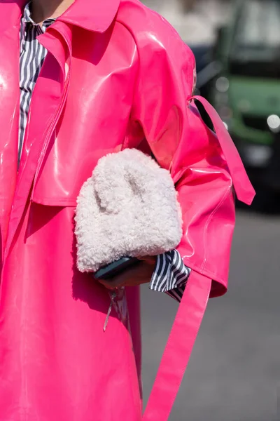 意大利米兰 2022年9月22日 穿着霓虹灯粉色光泽清漆皮革长大衣 白色蓬松蓬松的手提包 街道风格套装的女人 — 图库照片
