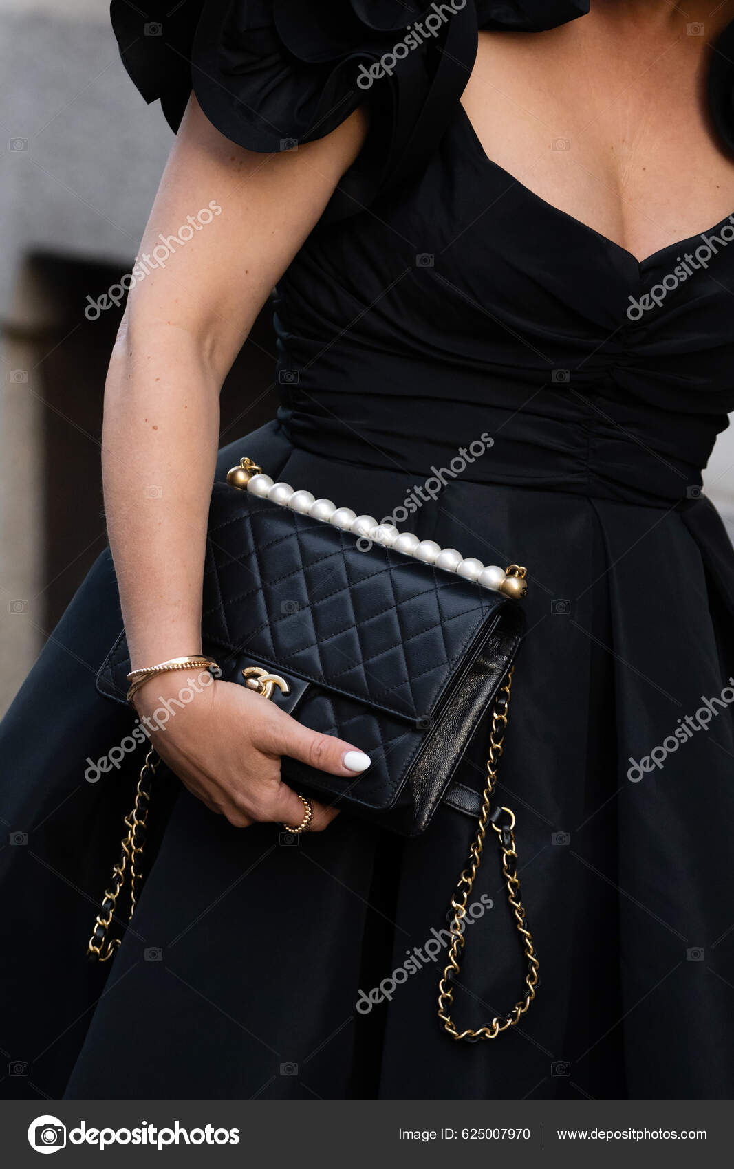 Milan Italy September Woman Influencer Wearing Black Shoulder Bag Chanel –  Stock Editorial Photo © photo-lime #625007970