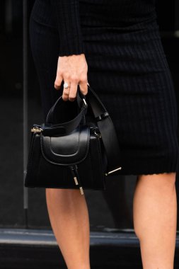 Milan, İtalya - 25 Eylül: Zara 'dan siyah bir çanta giyen kadın nüfuzlu. Moda blogcusu kıyafet detayları, sokak tarzı