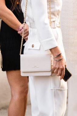 Milan, İtalya - Eylül, 25: Logo plakalı deri çanta giyen, üzerinde Elisabetta Franchi logosu olan kadın nüfuzu. Moda blogcusu kıyafet detayları, sokak tarzı.