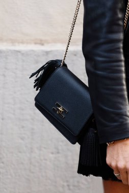 Milan, İtalya - 25 Eylül: Elisabetta Franchi marka püsküllü omuz çantası giyen kadın nüfuzlu. Moda blogcusu kıyafet detayları, sokak tarzı.