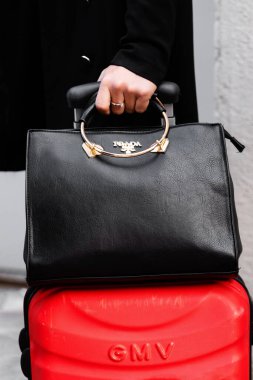Milan, İtalya - 25 Eylül: Siyah Prada çanta giyen kadın nüfuzlu. Moda blogcusu kıyafet detayları, sokak tarzı.