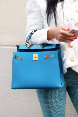 Milan, İtalya - 25 Eylül: Hermes Kelly marka mavi çanta giyen kadın nüfuzlu. Moda blogcusu kıyafet detayları, sokak tarzı