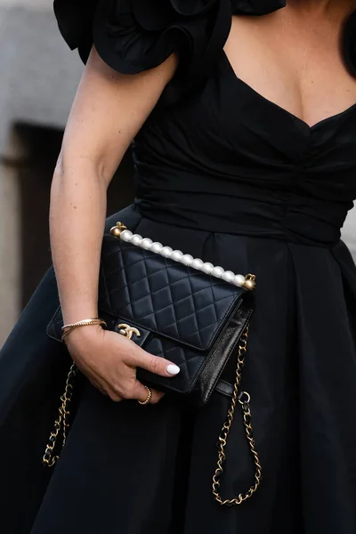 Milão Itália Setembro Mulher Influente Vestindo Bolsa Preta Ombro Chanel — Fotografia de Stock