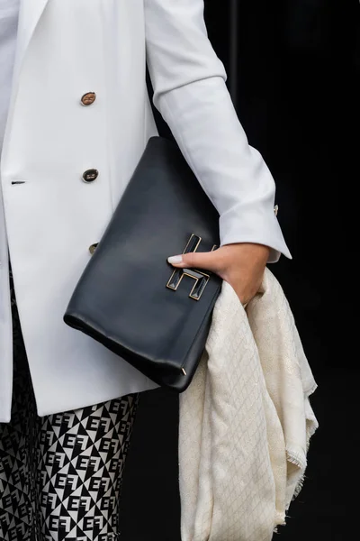 Μιλάνο Ιταλία Σεπτέμβριος Γυναίκα Influencer Φορώντας Maxi Ορθογώνια Τσάντα Συμπλέκτη — Φωτογραφία Αρχείου