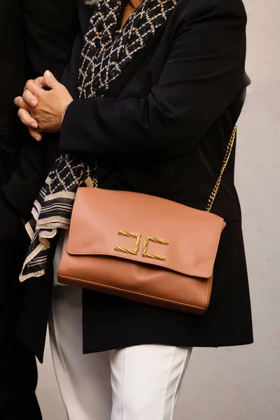 意大利米兰 9月25日 身穿印有Elisabetta Franchi标志的C2套袋的女性影响者 时尚博主服装细节 街头风格 — 图库照片