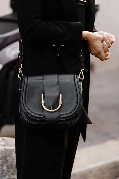 ミラノ イタリア 9月25日 エリザベッタ フランチの黒いメッセンジャーハンドバッグを身に着けている女性のインフルエンサー ファッションブロガーの服の詳細 ストリートスタイル — ストック写真