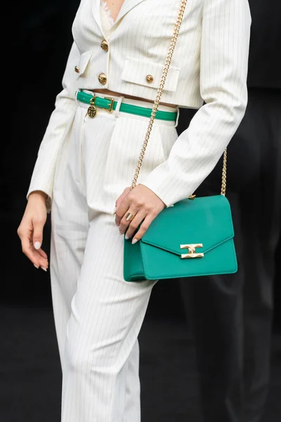 Mailand Italien September Influencerin Trägt Smaragdgrüne Damenhandtasche Mit Schultergurt Und — Stockfoto