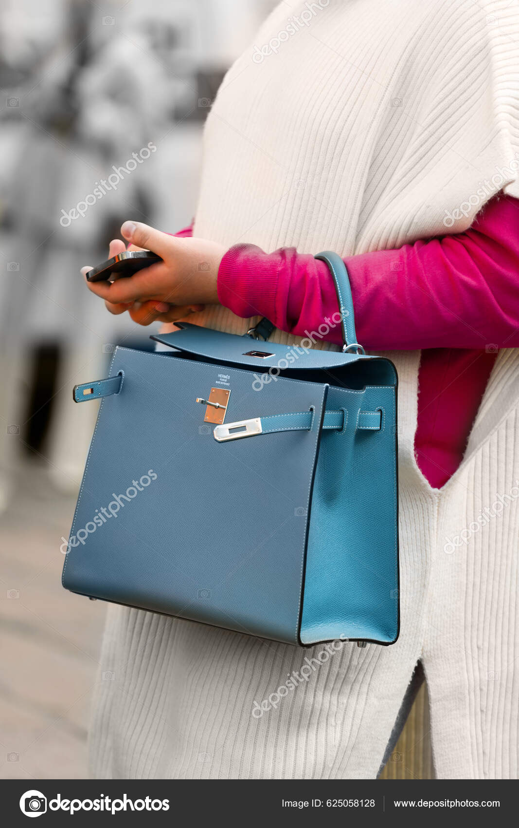Milão Itália Setembro Mulher Influenciador Vestindo Bolsa Kelly Couro Azul  — Fotografia de Stock Editorial © photo-lime #625058128