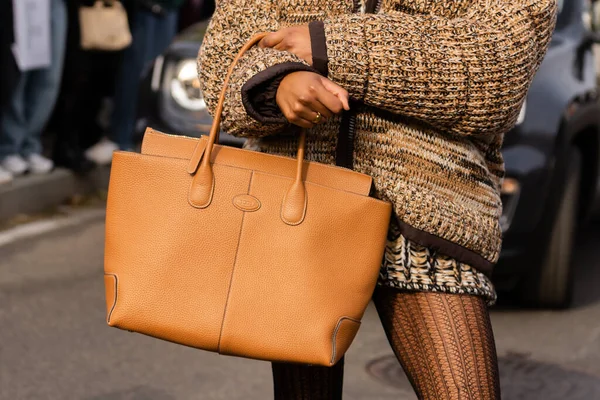Milão Itália Setembro Mulher Influenciadora Vestindo Couro Laranja Tods Bag — Fotografia de Stock