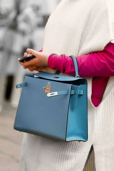 ミラノ イタリア 9月22日 エルメスのブルーレザーケリーバッグを着た女性インフルエンサー ファッションブロガーの服の詳細 ストリートスタイル — ストック写真