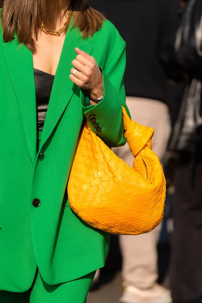 意大利米兰 9月23日 一位穿着橙色亮晶晶辫子皮革手袋的女性影响者 时尚博主服装细节 街头风格 — 图库照片