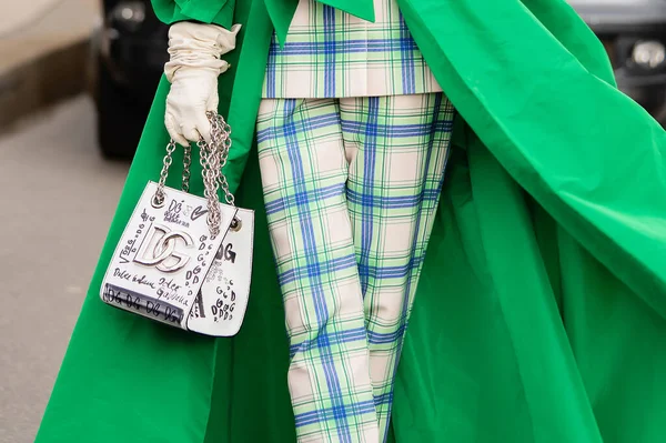 意大利米兰 9月25日 身穿印有多尔塞和加巴纳涂鸦图案皮制手提包的女性影响者 时尚博主服装细节 街头风格 — 图库照片