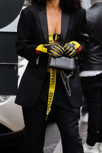 Milán Italia Septiembre Mujer Influencer Con Guantes Cinturón Ferrari Style — Foto de Stock