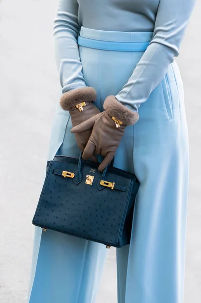 フランス 10月1日 エルメス ストリートスタイルの服の詳細からネイビーブルーダチョウレザーバーキンハンドバッグを身に着けている女性 — ストック写真