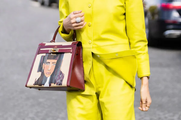 フランス 10月 Hermesの茶色の革とベージュの生地の手描きハンドバッグを身に着けている女性 Bouguessaのシャツ ストリートスタイルの服の詳細 — ストック写真