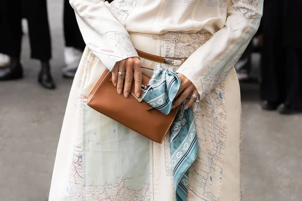 Paris France October Woman Wearing Brown Leather Handbag Hermes Street — Stock Photo, Image